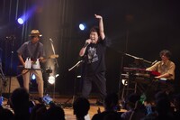 「ナンダカンダ」を歌う藤井隆。（撮影：上西由華）