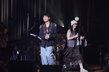 川島明と横田真悠。（撮影：上西由華）