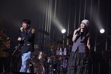 川島明と横田真悠。（撮影：上西由華）