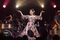 キュートな振付で「吐息でネット」を歌う南野陽子。（撮影：上西由華）