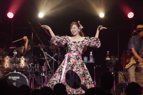 キュートな振付で「吐息でネット」を歌う南野陽子。(撮影:上西由華)