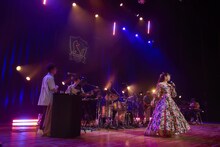 南野陽子の後ろにはコーラスで参加する藤井隆の姿も。（撮影：上西由華）