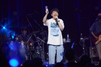 アンコールで「Stay Blue」を歌う川島明。（撮影：上西由華）