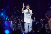 アンコールで「Stay Blue」を歌う川島明。(撮影:上西由華)