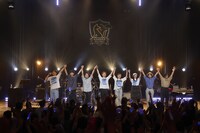 全員で手を上げて挨拶する出演者たち。（撮影：上西由華）