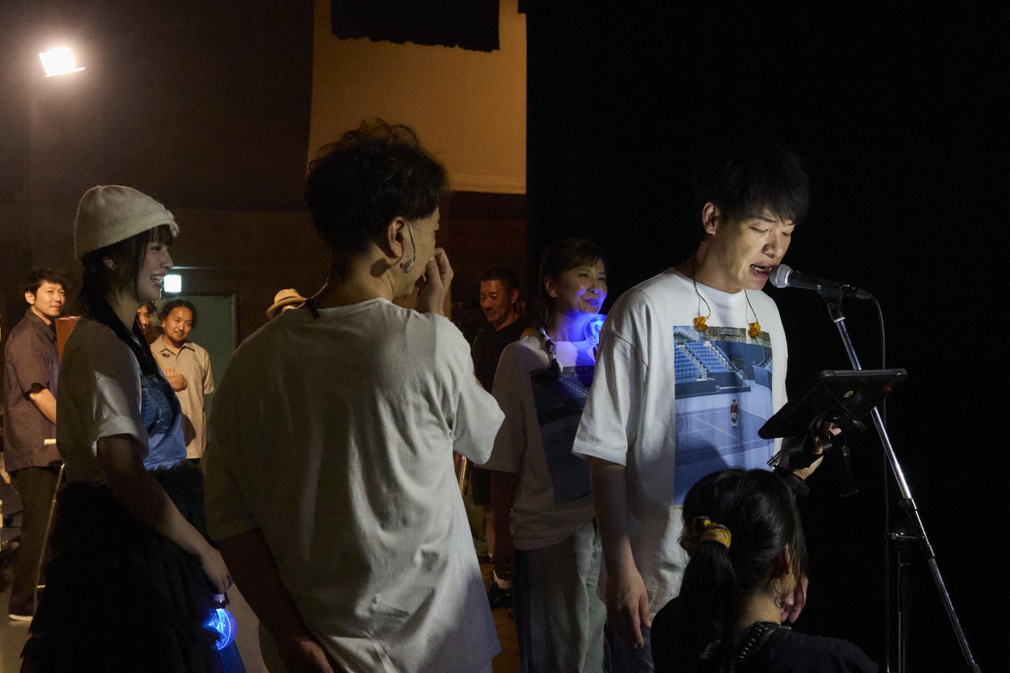 終演後、退場アナウンスをする川島明（右）と、見守る出演者たち。（撮影：上西由華）