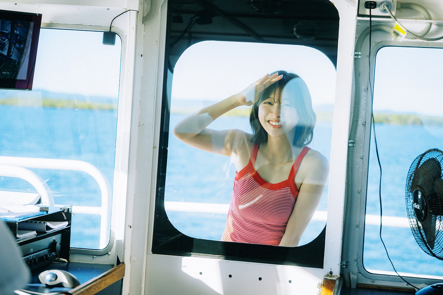日向坂46富田鈴花、発売中の写真集より未公開ポストカードとパネル展示カットを公開
