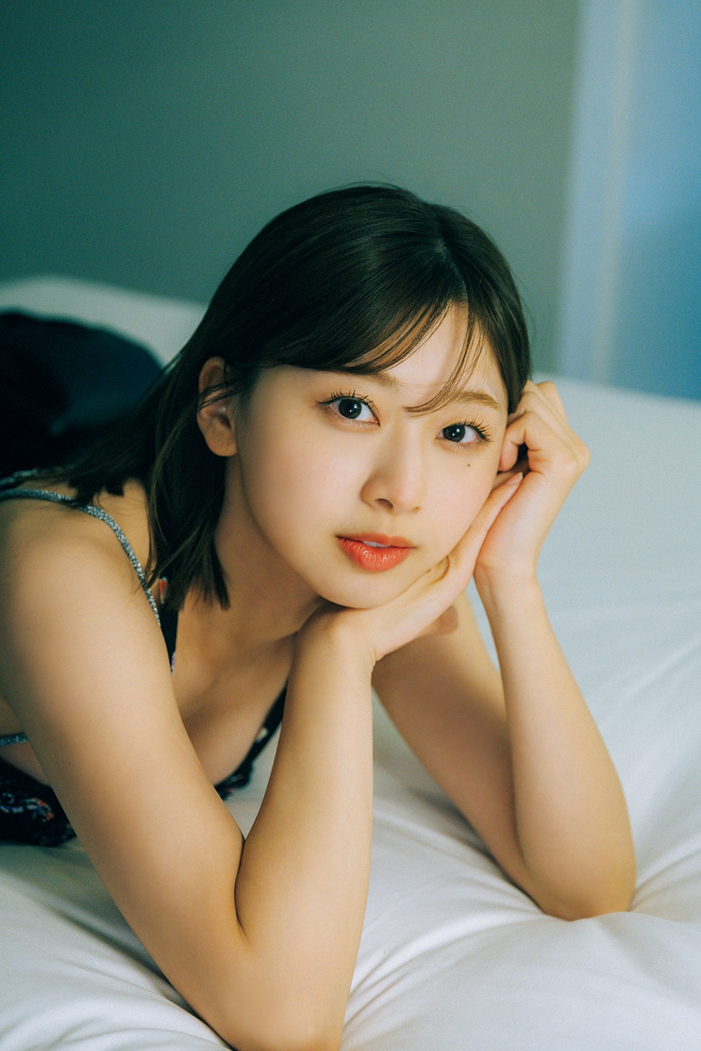 日向坂46富田鈴花、発売中の写真集より未公開ポストカードとパネル展示カットを公開