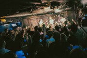 三四少女のライブの様子。