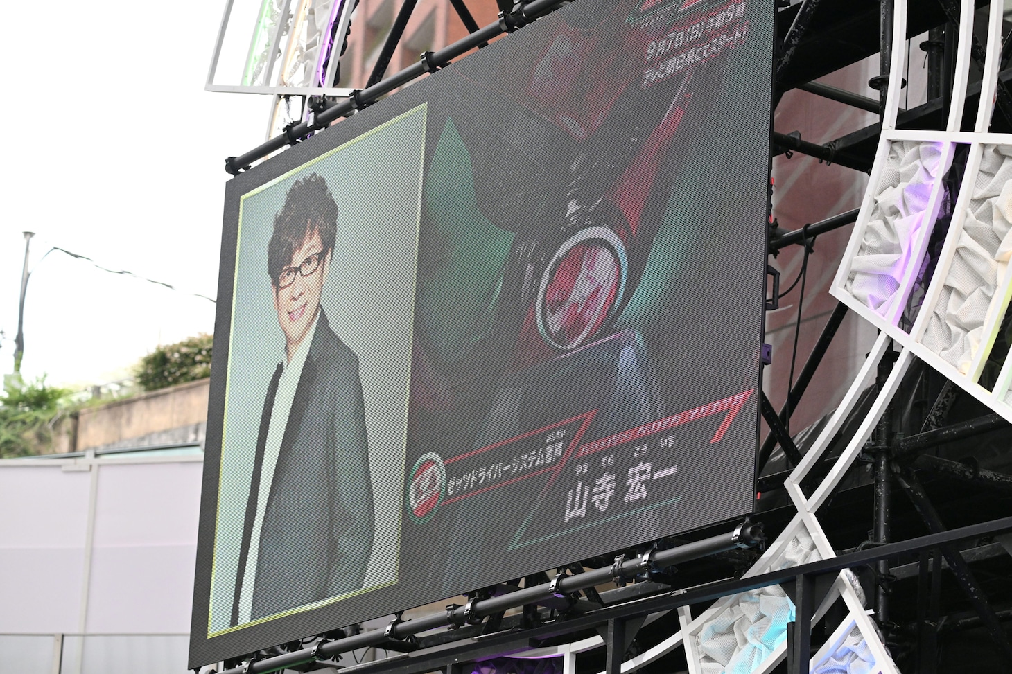 ゼッツドライバーのシステム音声を山寺宏一が担当。©︎2025 石森プロ・テレビ朝日・ADK EM・東映