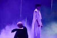 「霖雨」を踊るユーキとタクヤ。