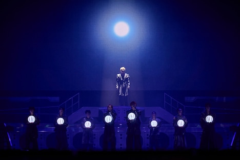 「Feel the light」のパフォーマンスの様子。