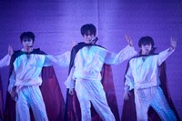 「Bloody Night」のパフォーマンスの様子。