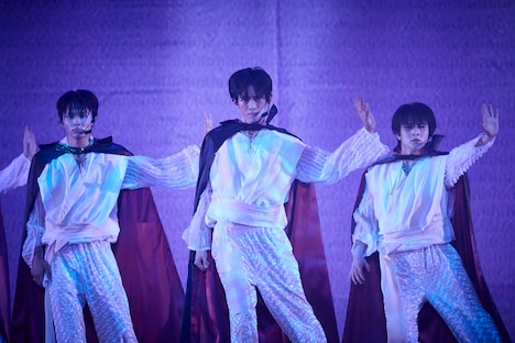 「Bloody Night」のパフォーマンスの様子。