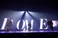 「Re-Turn Up」を歌うマサヒロ、カイ、アロハ（左から）。