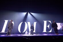 「Re-Turn Up」を歌うマサヒロ、カイ、アロハ（左から）。