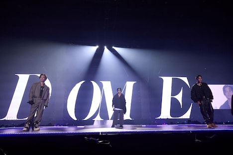 「Re-Turn Up」を歌うマサヒロ、カイ、アロハ（左から）。