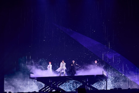 「霖雨」のパフォーマンスの様子。