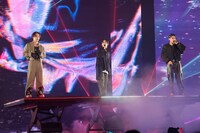 「Re-Turn Up」を歌うマサヒロ、カイ、アロハ（左から）。