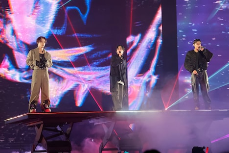 「Re-Turn Up」を歌うマサヒロ、カイ、アロハ（左から）。