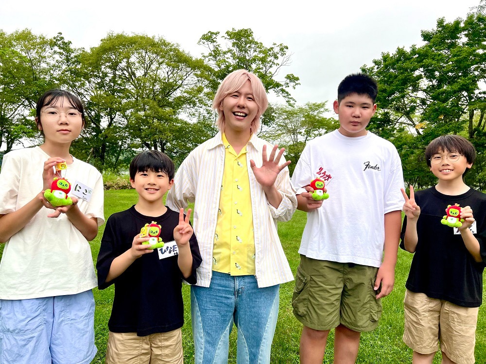 北海道・標茶町を訪れた藤澤涼架（中央）。©︎TBS