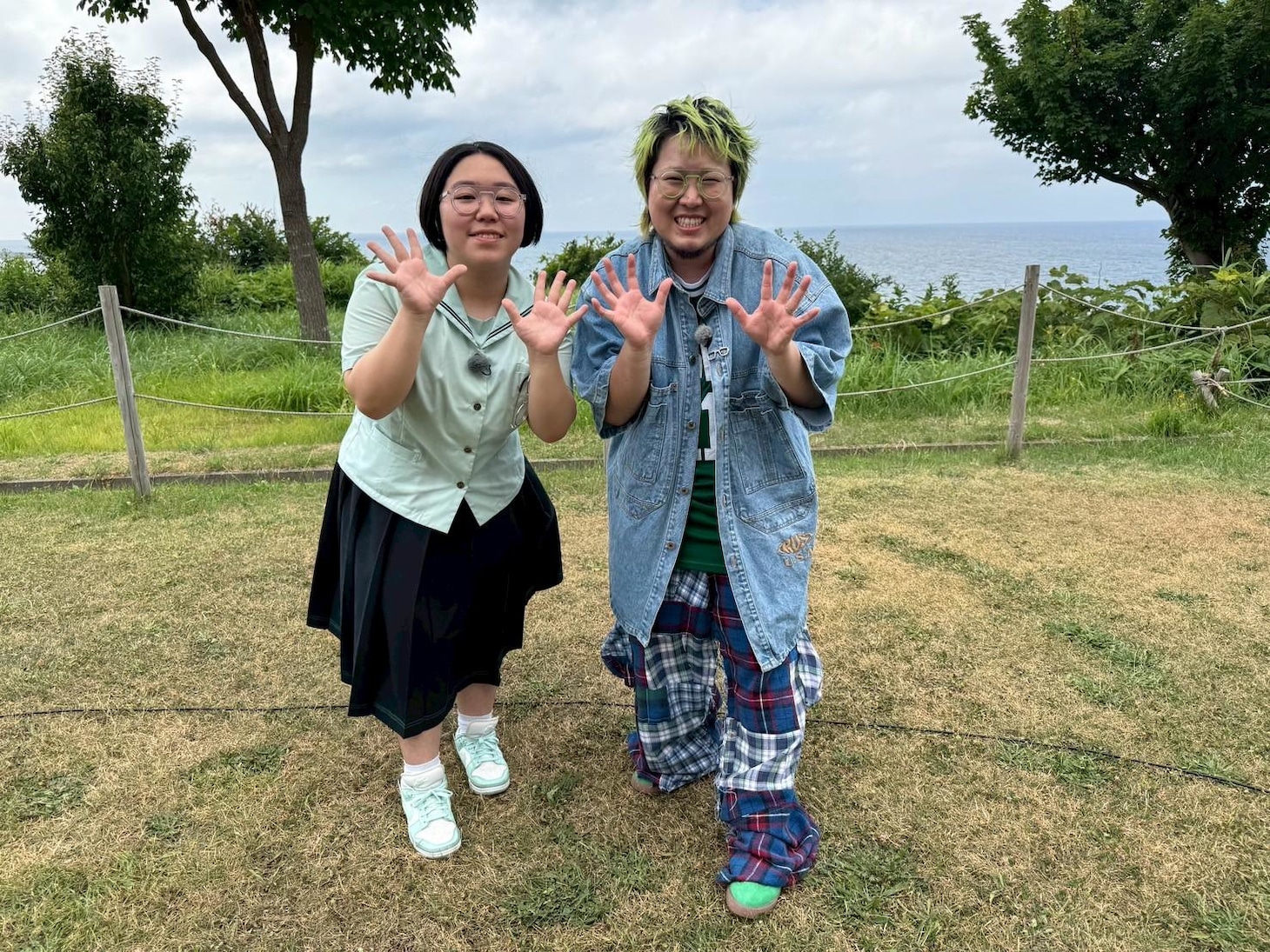 青森の女子高生をサプライズで訪問したこっちのけんと（右）。 ©︎TBS