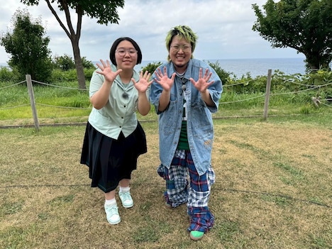 青森の女子高生をサプライズで訪問したこっちのけんと（右）。 ©︎TBS