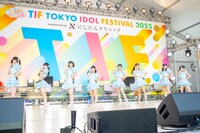 「メインステージ争奪LIVE」で優勝し、HOT STAGEに立つAOAO。