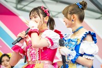 TEAM SHACHIへの思いを涙ながらに語る小泉遥香（左 / 超ときめき♡宣伝部）。