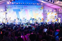 グランドフィナーレに登場した元26時のマスカレイドの江嶋綾恵梨（中央）。