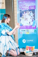 ChargeSPOTをデコレーションする真中まな。