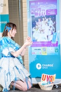 ChargeSPOTをデコレーションする真中まな。