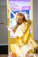 黙々とChargeSPOTをデコレーションする早瀬ノエル。