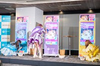 ChargeSPOTをデコレーションする真中まな、仲川瑠夏、早瀬ノエル。