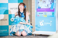 ChargeSPOTをデコレーションし終えた真中まな。