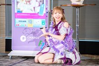 ChargeSPOTをデコレーションし終えた仲川瑠夏。