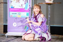 ChargeSPOTをデコレーションし終えた仲川瑠夏。