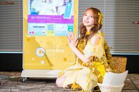 ChargeSPOTをデコレーションし終えた早瀬ノエル。