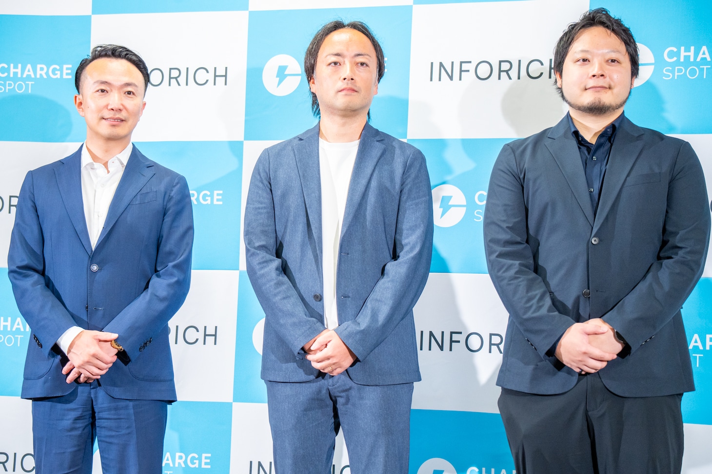 株式会社INFORICH代表取締役社長兼執行役員Group CEOの秋山広宣氏、デジタル庁 国民向けサービスグループ デジタル認証アプリ プロダクトオーナーの青野彰太朗氏、デジタル庁 国民向けサービスグループ デジタル認証アプリ 政策推進スペシャリストの崎雄汰氏。