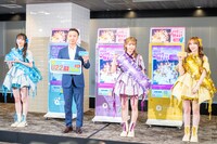 FRUITS ZIPPERの真中まな、仲川瑠夏、早瀬ノエルと株式会社INFORICH代表取締役社長兼執行役員Group CEOの秋山広宣氏。