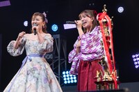 「はいからさんが通る」を歌う南野陽子（左）と石塚汐花（右）。