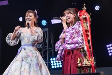 「はいからさんが通る」を歌う南野陽子（左）と石塚汐花（右）。