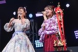 「はいからさんが通る」を歌う南野陽子(左)と石塚汐花(右)。