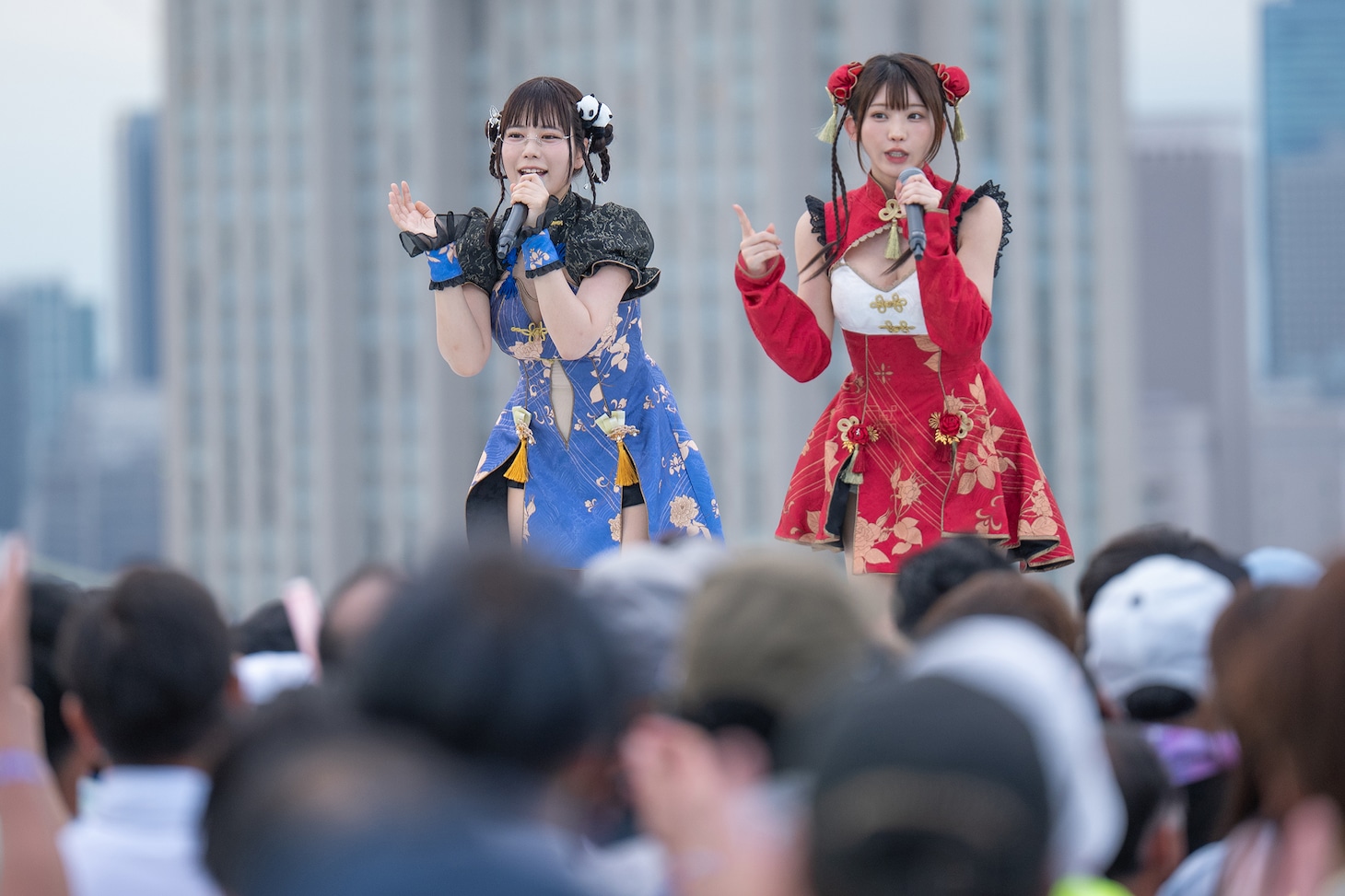 PPE41の東雲うみ（左）、えなこ（右）。