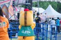 前橋ウィッチーズのライブを楽しむぐんまちゃん。
