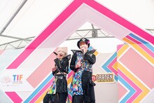 「モーニング娘。大好きステージ」のトップバッターを飾る二丁目の魁カミングアウトのぺいにゃむにゃむ（左）とミキティー本物（右）。