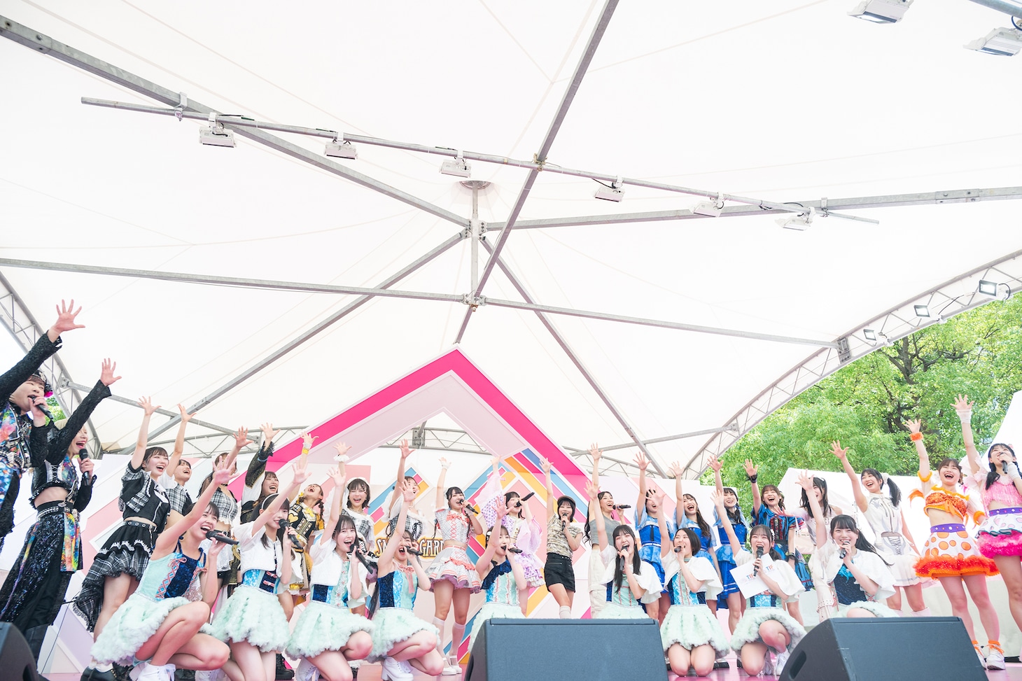 全員で円陣を組む「モーニング娘。大好きステージ」メンバー。