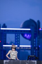 DJブースにスタンバイするreina（lyrical school）。