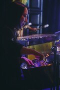 小林うてな（steelpan）（Photo by YUKI KAWASHIMA）