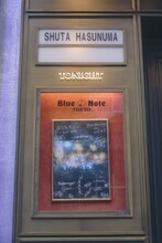 会場前に掲出された「蓮沼執太フィル × BNT 2025」ポスター。（Photo by YUKI KAWASHIMA）